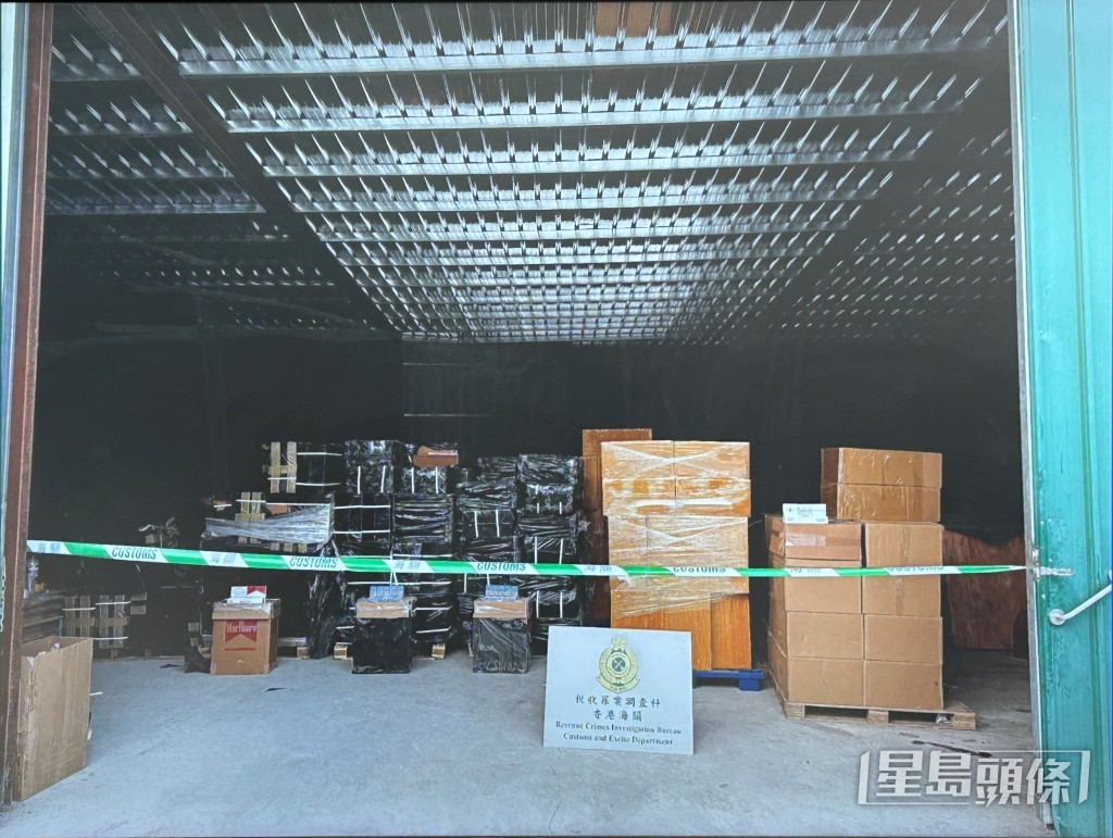 海關展示私煙倉庫環境。