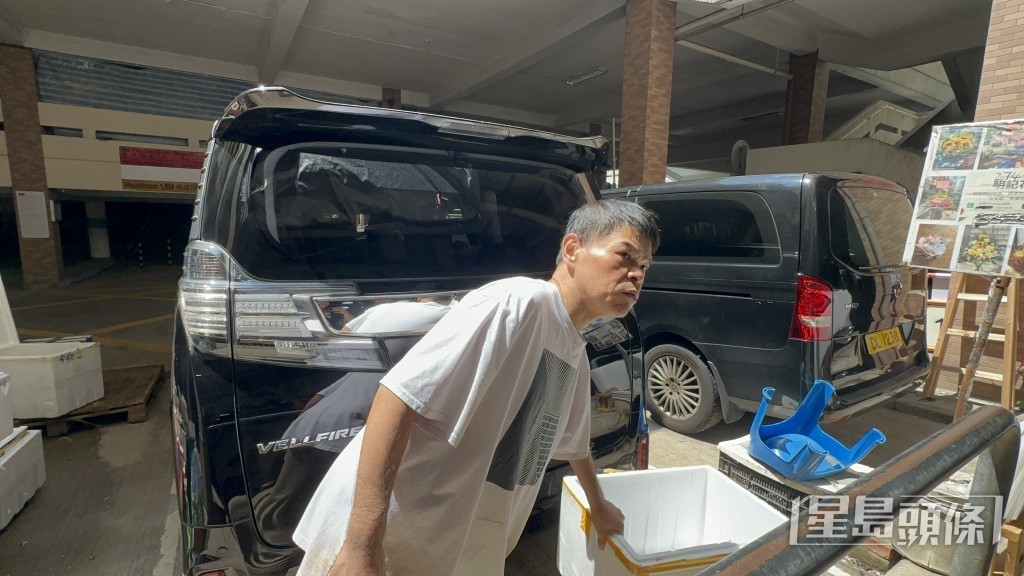 菜檔老闆李生講述事件經過。 菜檔老闆李生講述事件經過。
