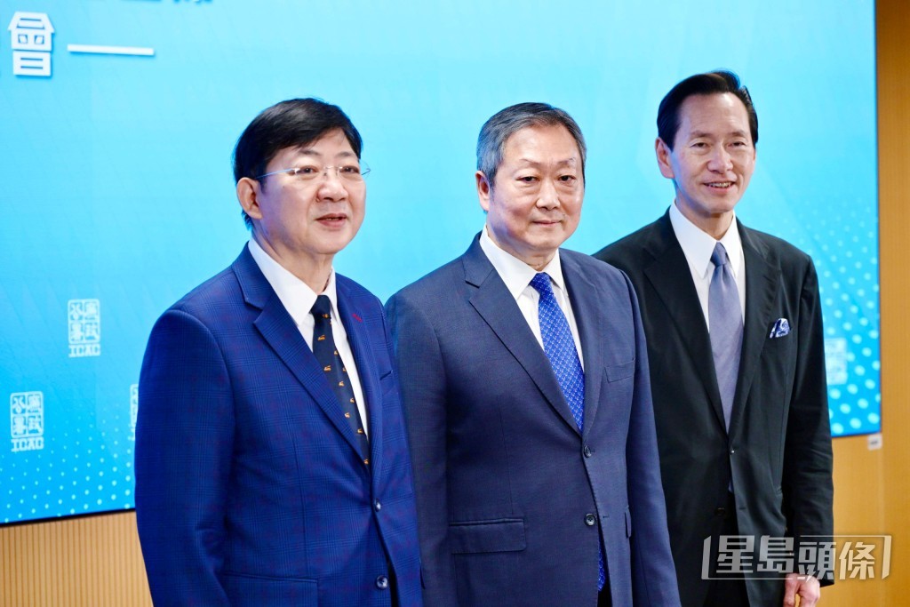審查貪污舉報諮詢委員會主席陳智思(右)、社區關係市民諮詢委員會主席何順文(左)及防止貪污諮詢委員會主席黃天祐(中)。蘇正謙攝 審查貪污舉報諮詢委員會主席陳智思(右)、社區關係市民諮詢委員會主席何順文(左)及防止貪污諮詢委員會主席黃天祐(中)。蘇正謙攝