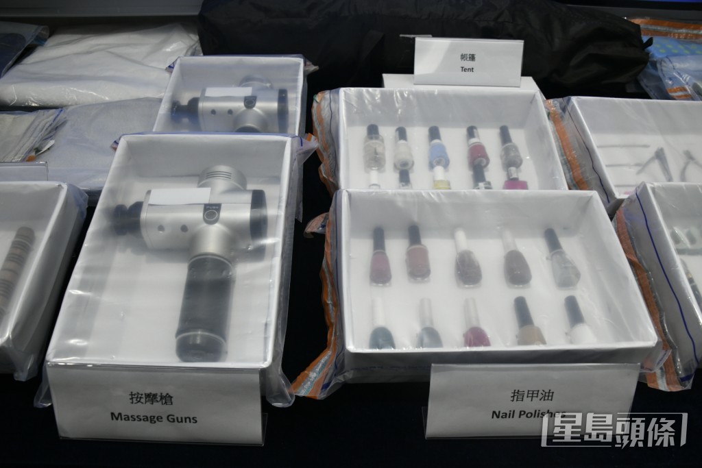 入境處展示行動中檢獲的證物。楊偉亨攝