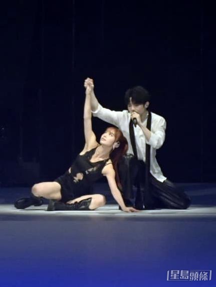 Ian與打扮性感的女舞者好入戲。 Ian與打扮性感的女舞者好入戲。