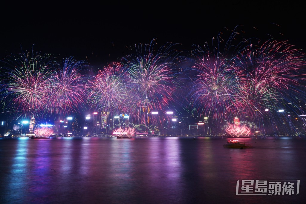農曆新年煙花匯演共分8幕,綻放共23,888顆煙花。劉駿軒攝 農曆新年煙花匯演共分8幕,綻放共23,888顆煙花。劉駿軒攝