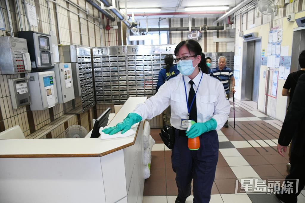保安散工薪酬較長工月薪吸引,導致不少保安員由長工轉為「長散工」。 保安散工薪酬較長工月薪吸引,導致不少保安員由長工轉為「長散工」。