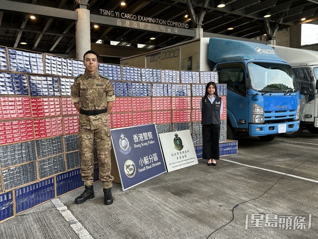 水警與海關展示檢獲的私煙及涉案貨車。曾志恆攝