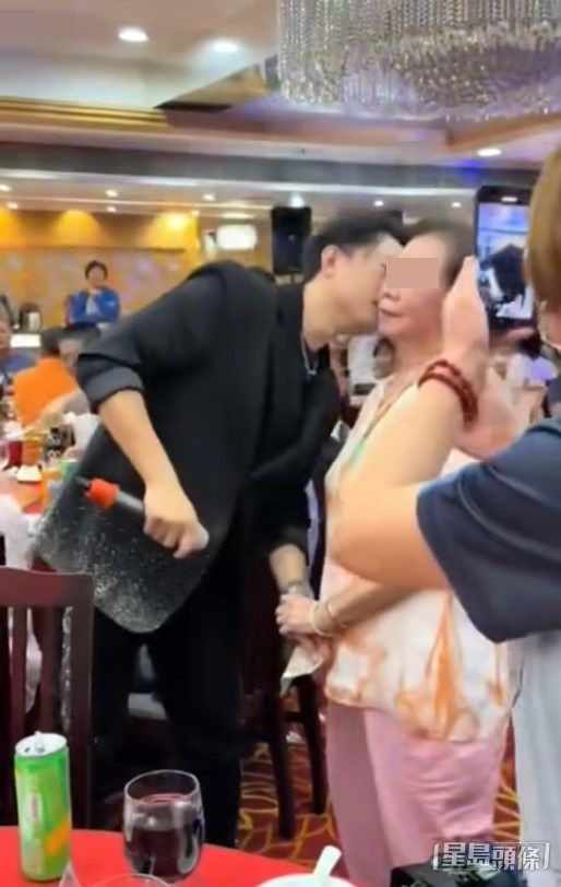 禢振華錫了熱情女士面珠一啖。 禢振華錫了熱情女士面珠一啖。