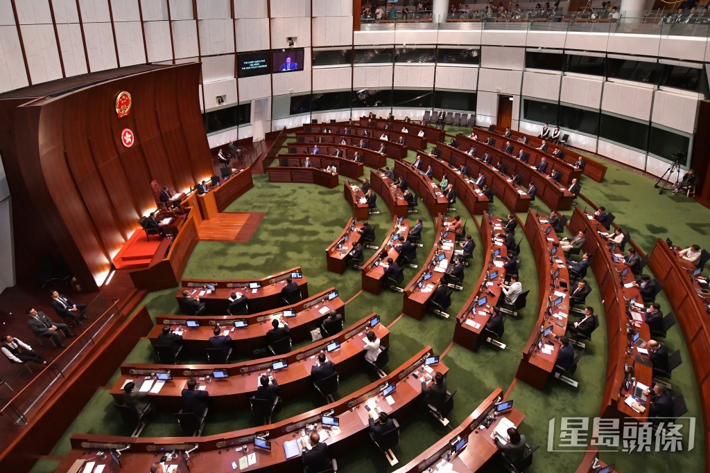 今年會議廳安排李家超坐下發言，是回歸以來首位坐著發表《施政報告》的特首。（陳極彰攝）