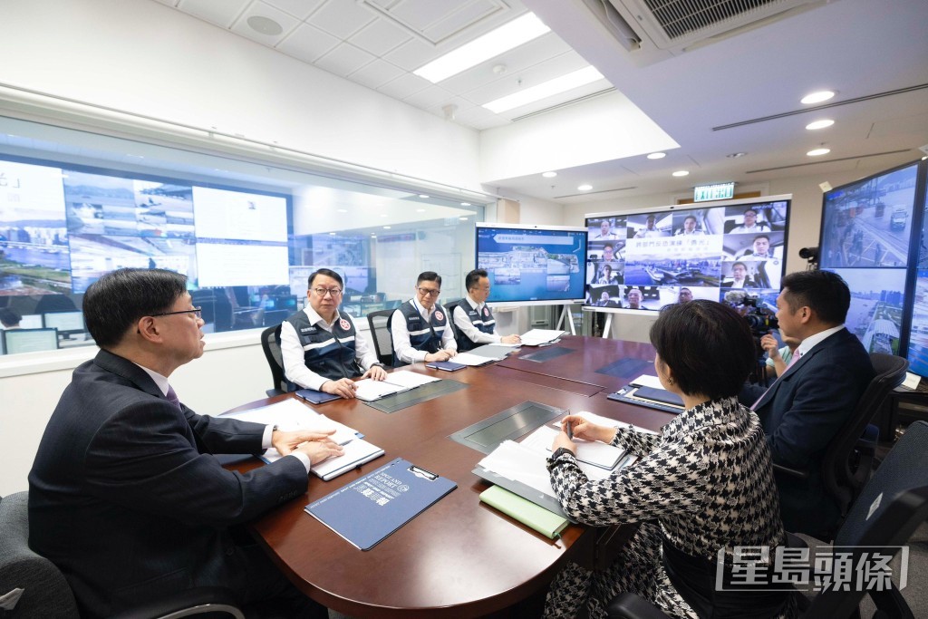 行政長官李家超、政務司司長陳國基及保安局局長鄧炳強監督演習。李家超FB 行政長官李家超、政務司司長陳國基及保安局局長鄧炳強監督演習。李家超FB