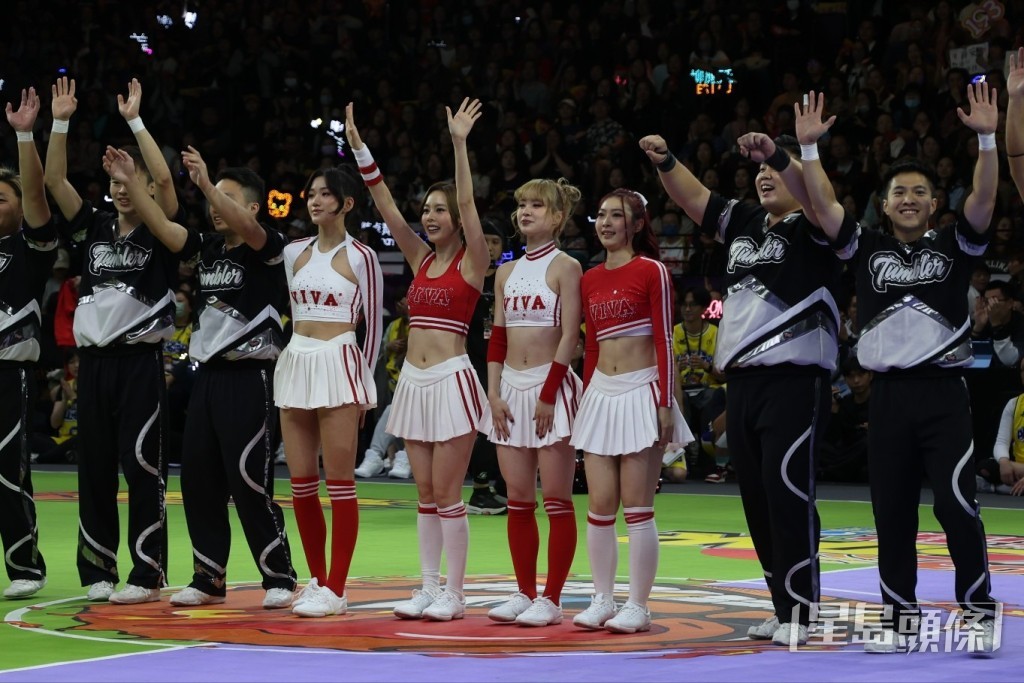 VIVA 化身「打氣應援團」,與啦啦隊、銀樂隊表演,為兩隊球隊打氣。 VIVA 化身「打氣應援團」,與啦啦隊、銀樂隊表演,為兩隊球隊打氣。