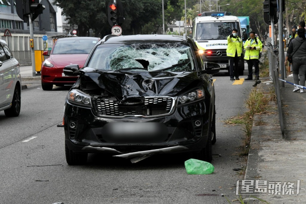 私家車車頭擋風玻璃爆裂,車頭冚凹陷。 私家車車頭擋風玻璃爆裂,車頭冚凹陷。