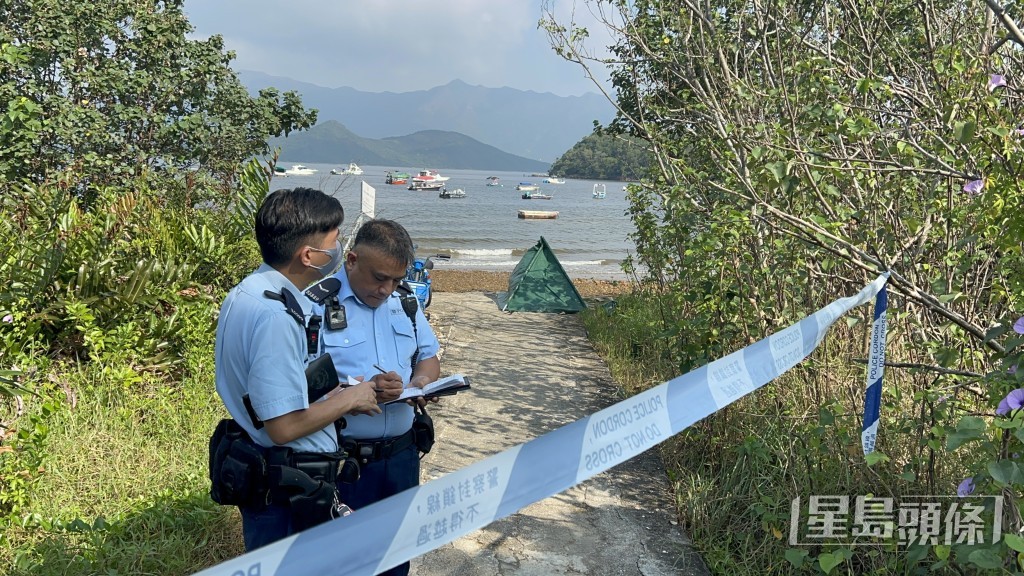 死者遺體用帳篷遮蓋。 死者遺體用帳篷遮蓋。