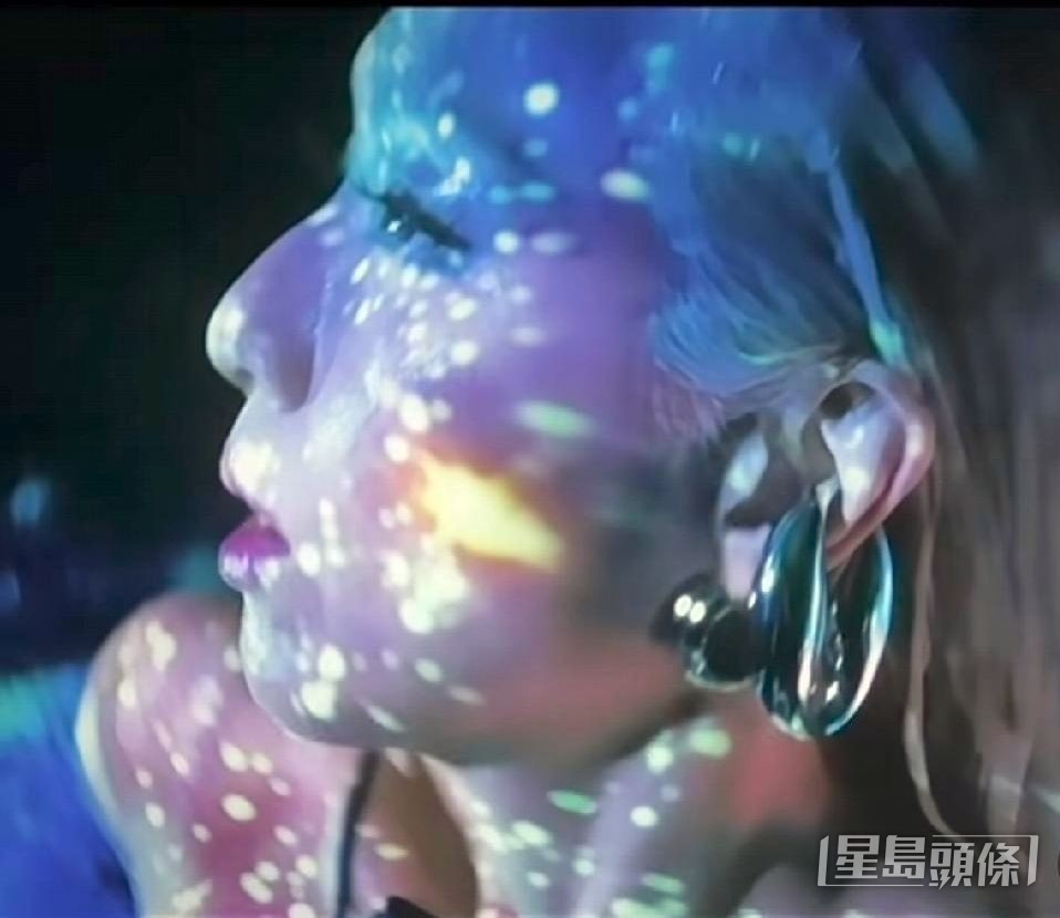新歌《隕石與地球》的旋律來自網上素人唱歌影片。