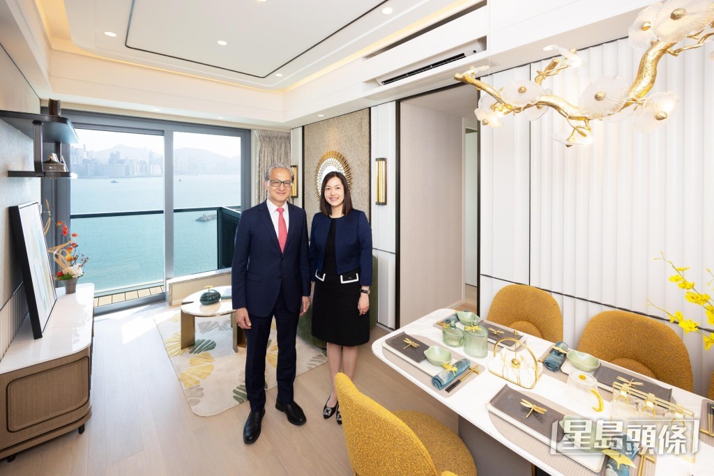 中国海外地产董事总经理游伟光（左）及中国海外地产助理总监何家宜。