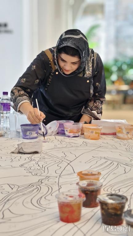 Uzma與難民社群在大館相聚,為藝術家艾利克.奧德提供創作靈感,再共同完成壁畫創作。 Uzma與難民社群在大館相聚,為藝術家艾利克.奧德提供創作靈感,再共同完成壁畫創作。