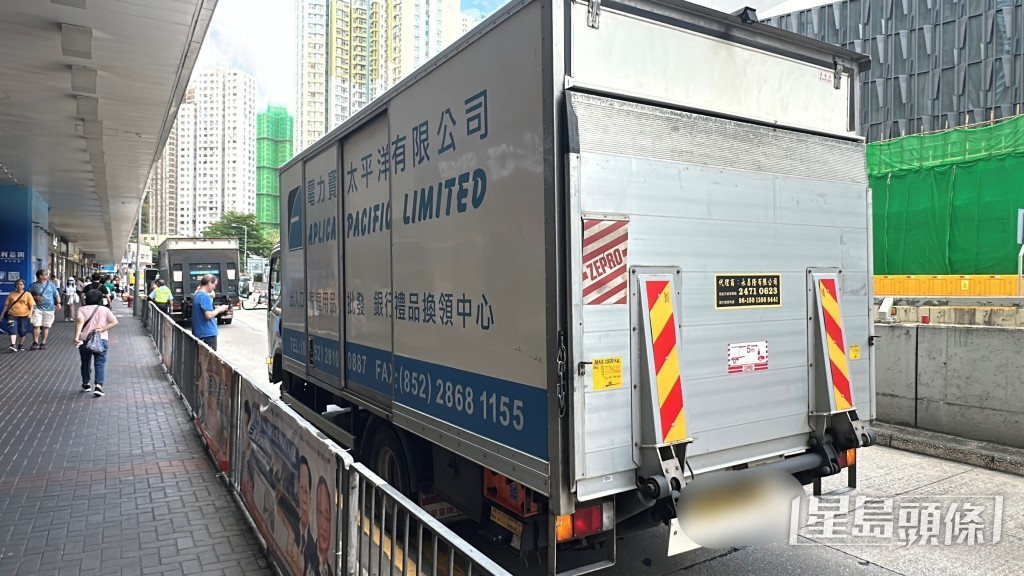 貨車司機路邊落車惹禍。劉漢權攝