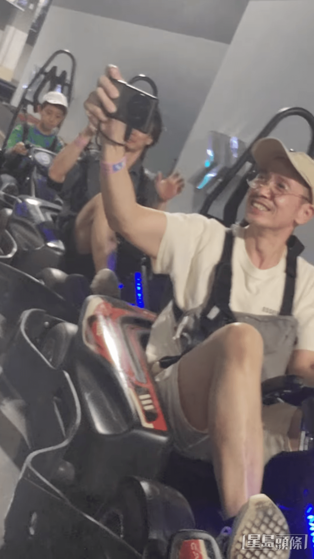 陈豪做尽责爸爸，全程边赛车边捕捉妻儿开心时刻。