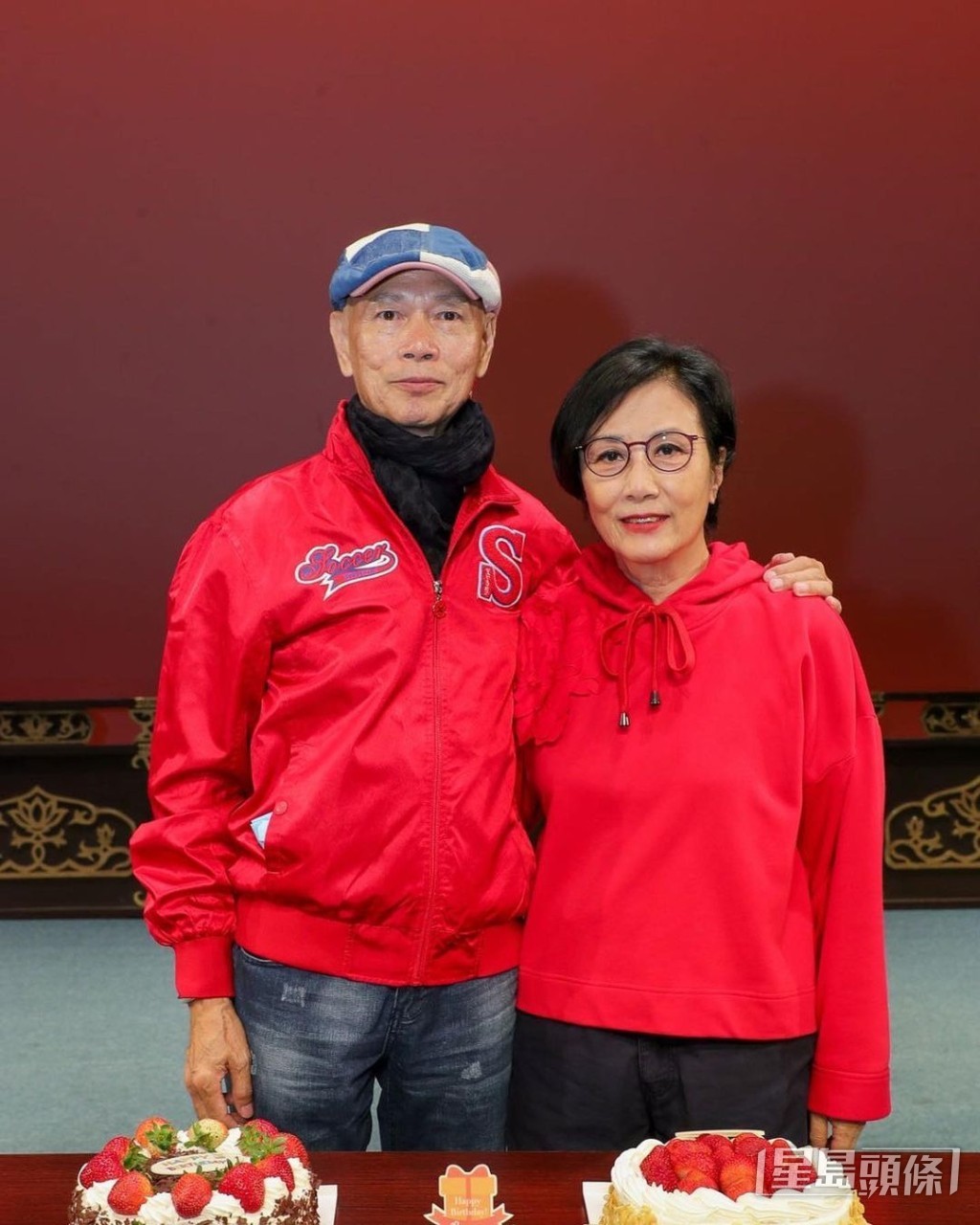 兩公婆好恩愛。 兩公婆好恩愛。