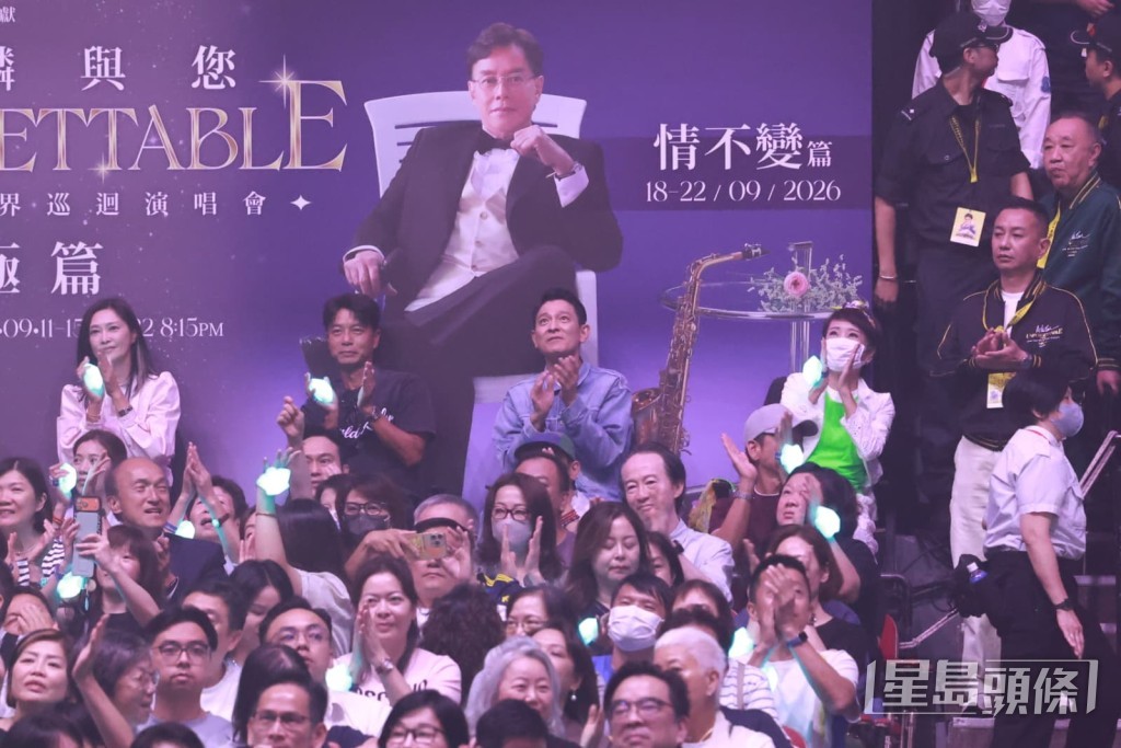 劉德華與狄波拉、李克勤坐在一起。 劉德華與狄波拉、李克勤坐在一起。