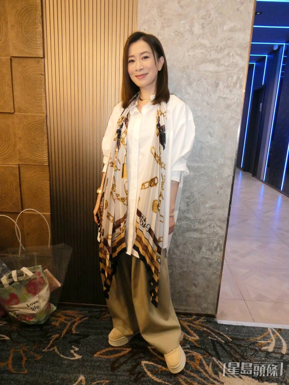 一身簡約服裝打扮的佘詩曼現身蘇淑萍生日宴。