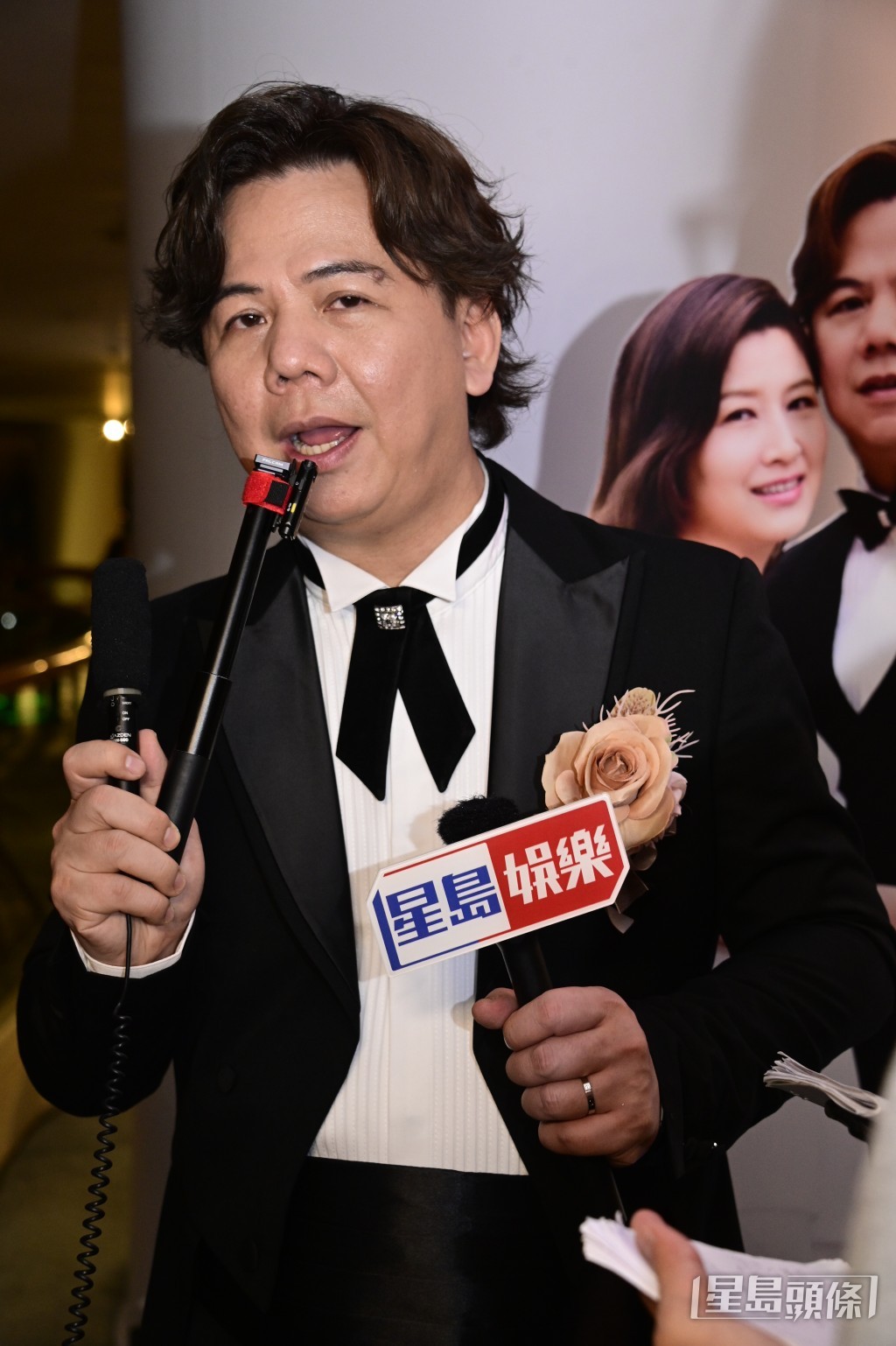 伍仲衡承諾專一愛太太一個。 伍仲衡承諾專一愛太太一個。
