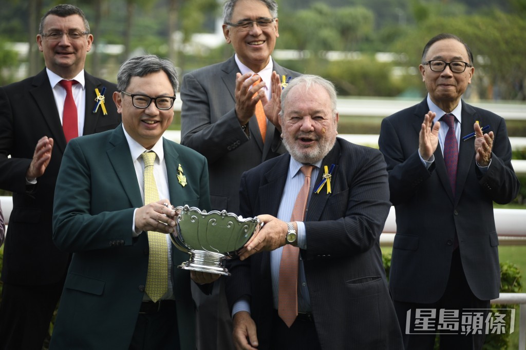 吳嵩（左）接過精英碗。