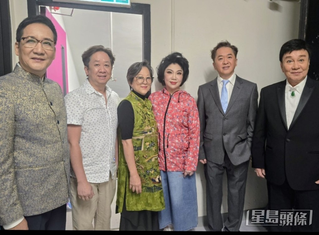 黎駿聲(左起)、兆榮、翠玉、曾慧、兆尊和彭熾權難得聚首。 黎駿聲(左起)、兆榮、翠玉、曾慧、兆尊和彭熾權難得聚首。