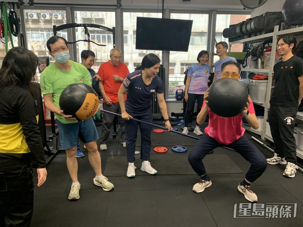 視障學員試拋「牆球」。 受訪者提供