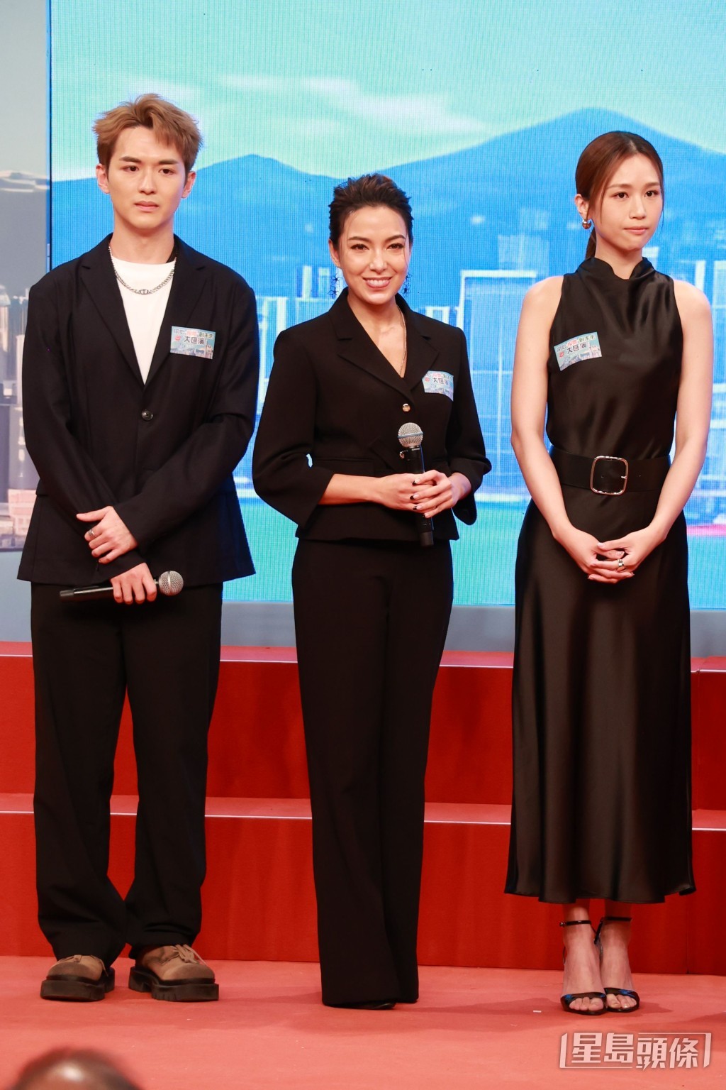 阮浩棕與何沛珈特意分站於ViuTV的蔡宛珊兩側，形成巧妙間隔。