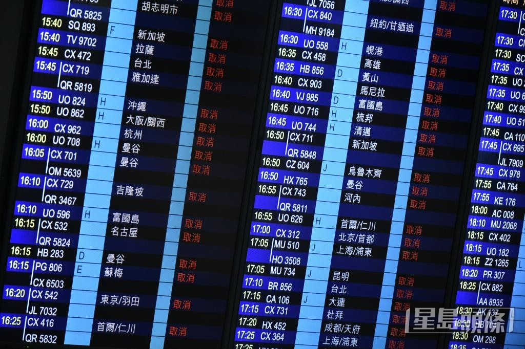 超強颱風「樺加沙」上月襲港,造成大量航班取消或延誤。 超強颱風「樺加沙」上月襲港,造成大量航班取消或延誤。