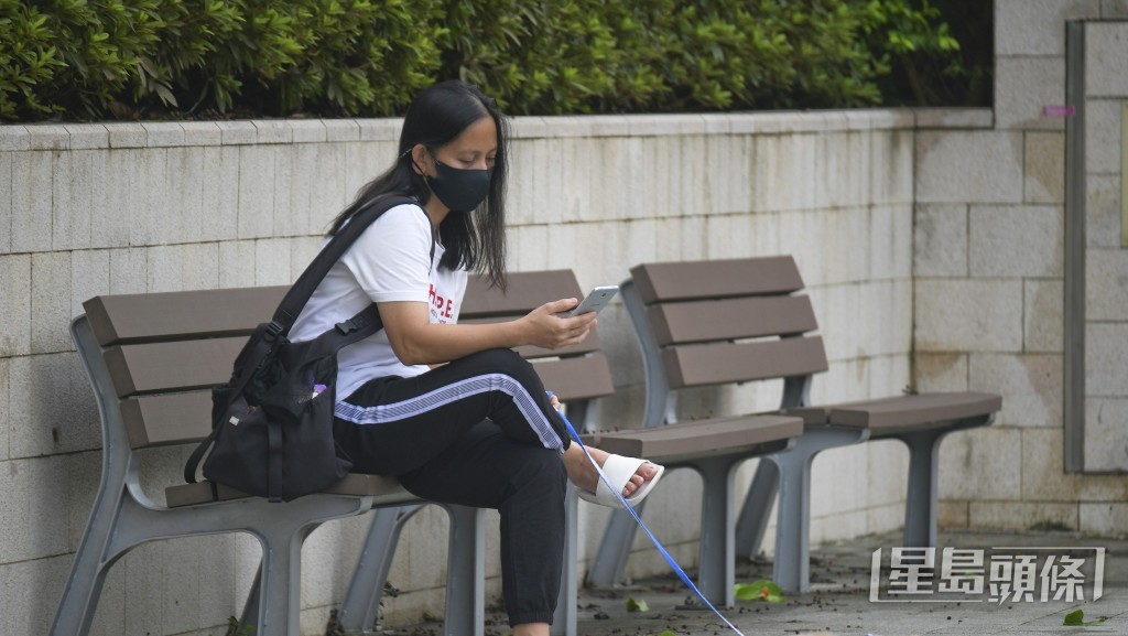 陳東風指出,根據業界觀察,目前約有八成外傭正領取5,100元的標準最低工資。 陳東風指出,根據業界觀察,目前約有八成外傭正領取5,100元的標準最低工資。