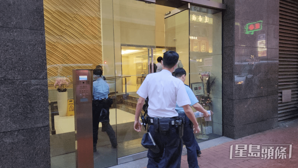 警員入大廈調查。黎志偉攝 警員入大廈調查。黎志偉攝