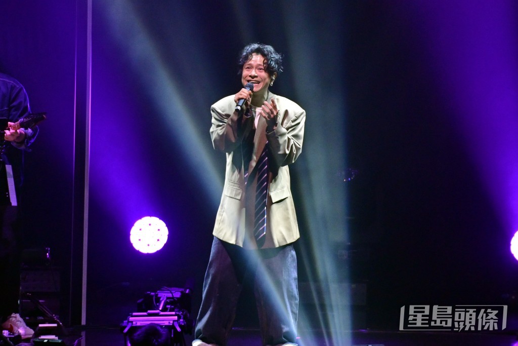 陳健安昨晚在台上演唱多首歌曲。