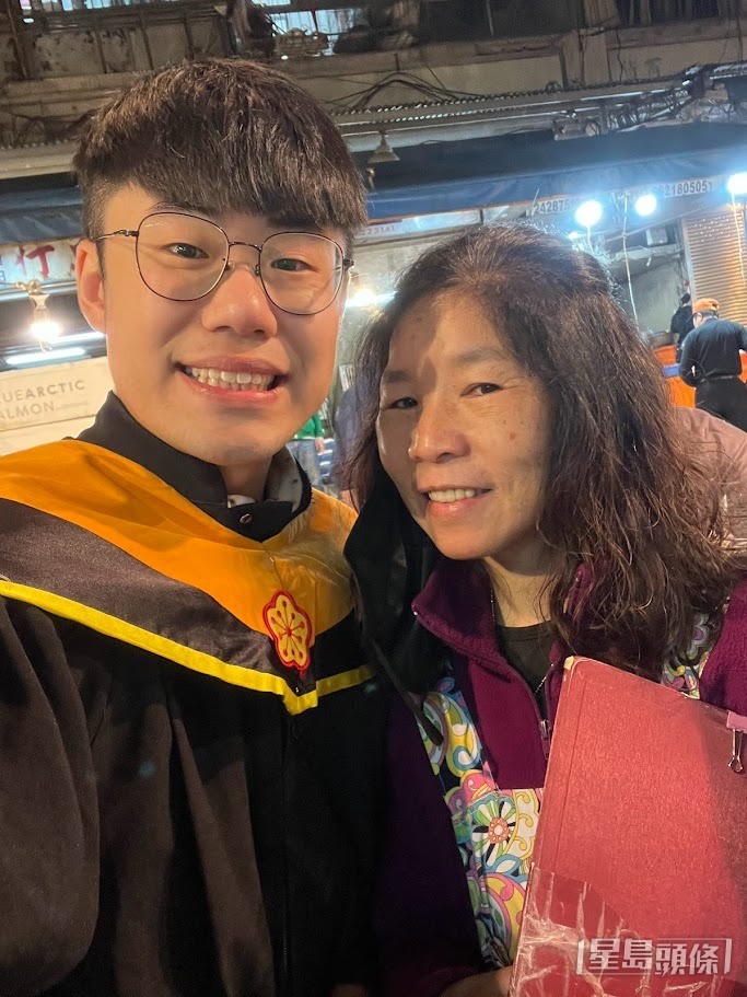 黎諾維碩士畢業時,到台灣魚市場與魚販好友合照。 黎諾維碩士畢業時,到台灣魚市場與魚販好友合照。