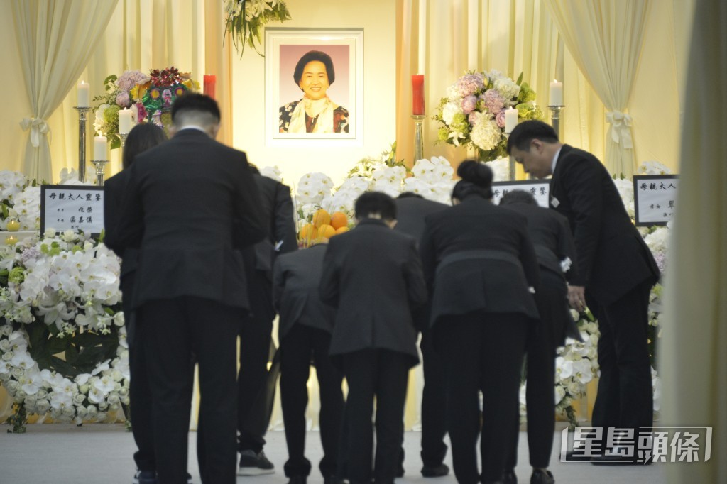 鄧兆尊指出，單是梅啟明所提及的六名高僧誦經，就絕不便宜，「你冇三十萬都落唔到樓。」