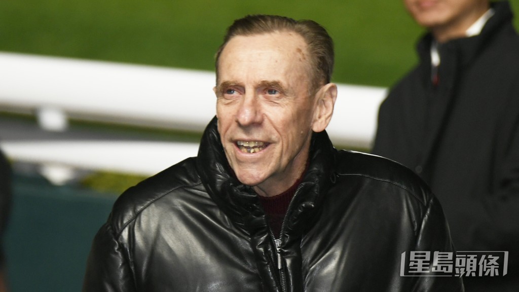  今朝蔡約翰睇完「泰泰精神」同「眼健康」快跳立即踩單車到機坪睇馬。