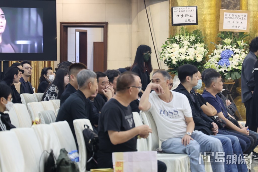 米雪陪胞妹雪梨到場致哀。