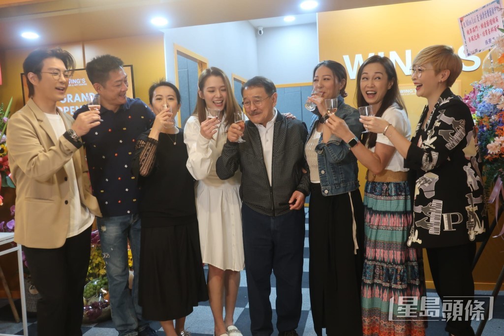 张景淳昨日中午与《爱．回家》演员贺吕慧仪教育中心开幕。