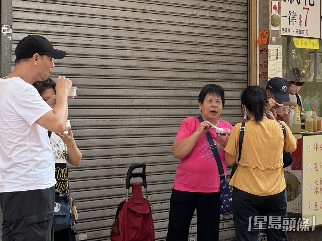 豆腐花店仍不乏「捧場客」。陳俊豪攝 豆腐花店仍不乏「捧場客」。陳俊豪攝