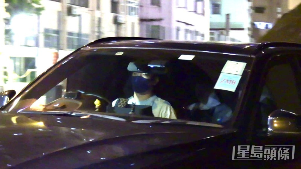最後由疑似關淑怡兒子駕車接走。 最後由疑似關淑怡兒子駕車接走。