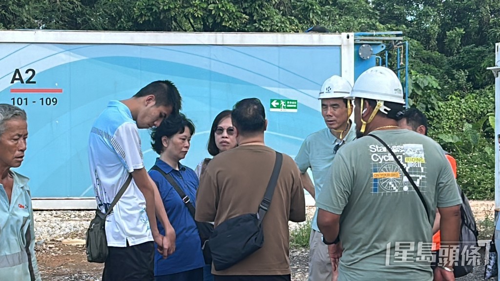 死者家屬到工地了解事件。林思明攝