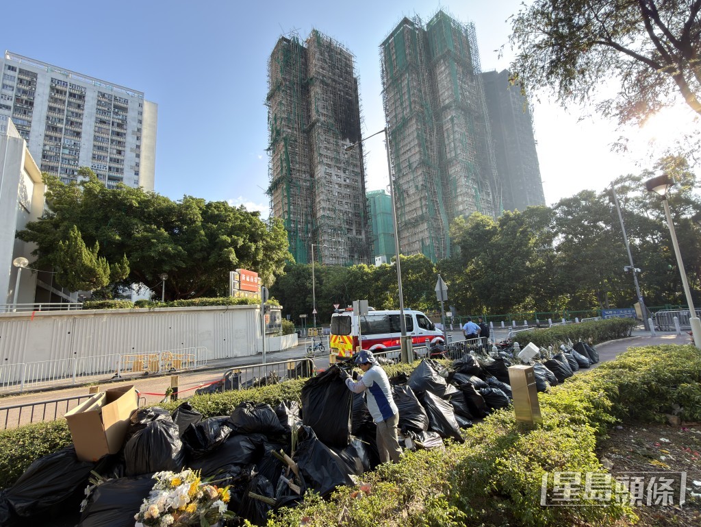 悼念物品已收拾好待清理。梁國峰攝 悼念物品已收拾好待清理。梁國峰攝