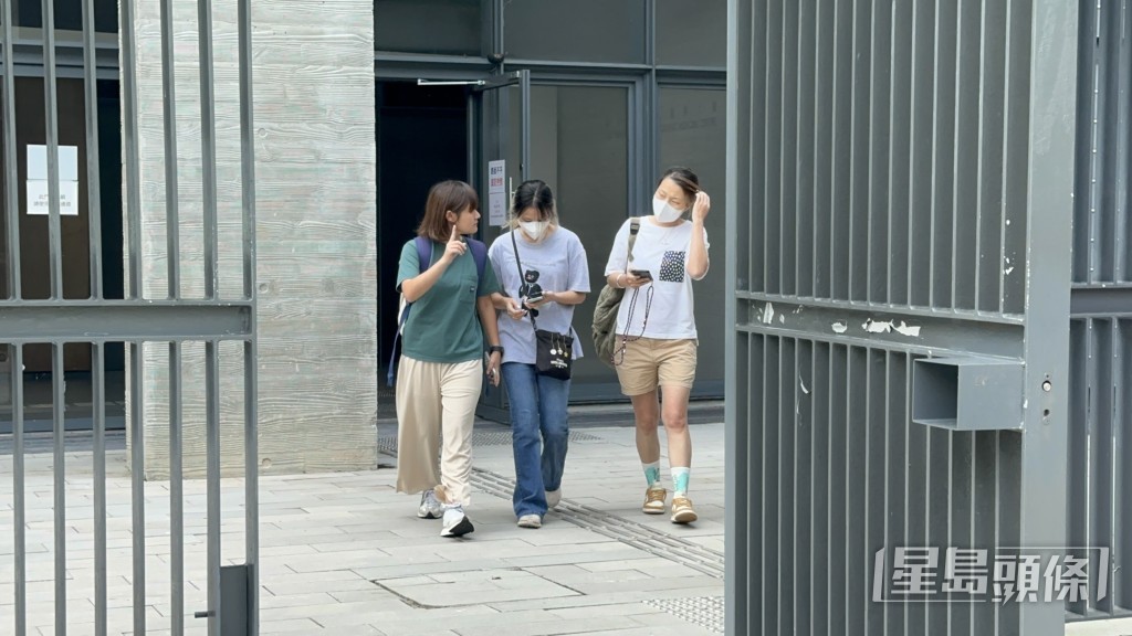 張妻(圖中)及胞姊(圖右)在工權會職員陪同下到殮房認屍。梁國峰攝 張妻(圖中)及胞姊(圖右)在工權會職員陪同下到殮房認屍。梁國峰攝