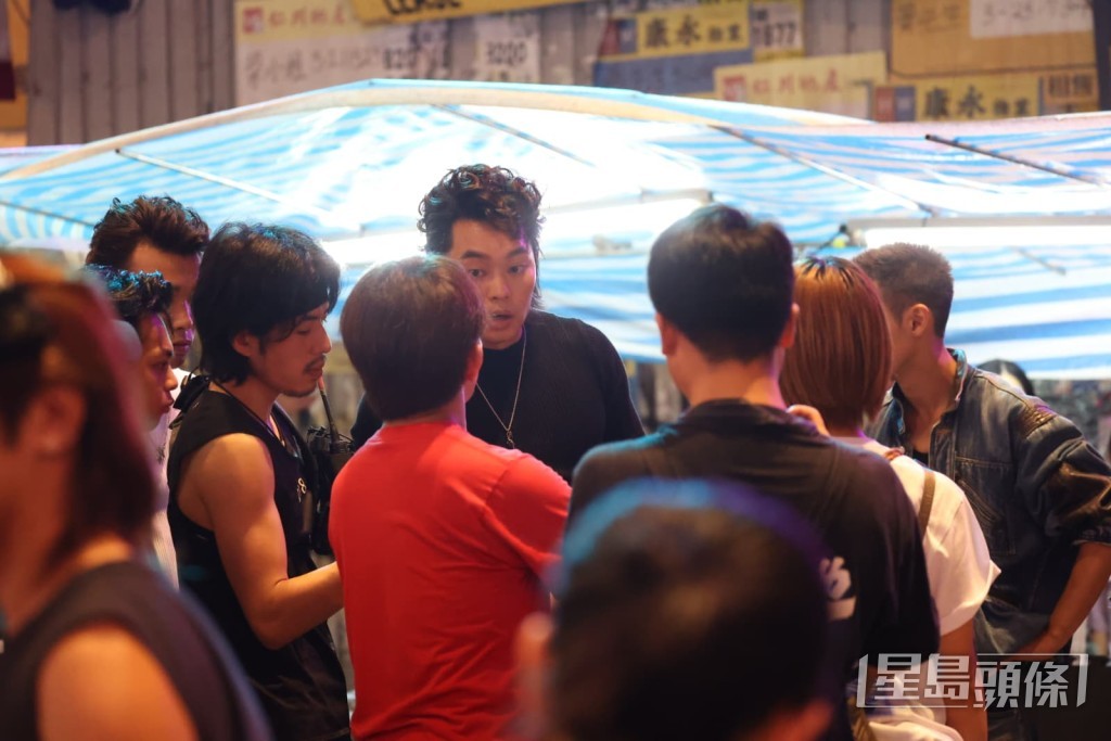谷垣健治上前向他講解如何能做得更好。