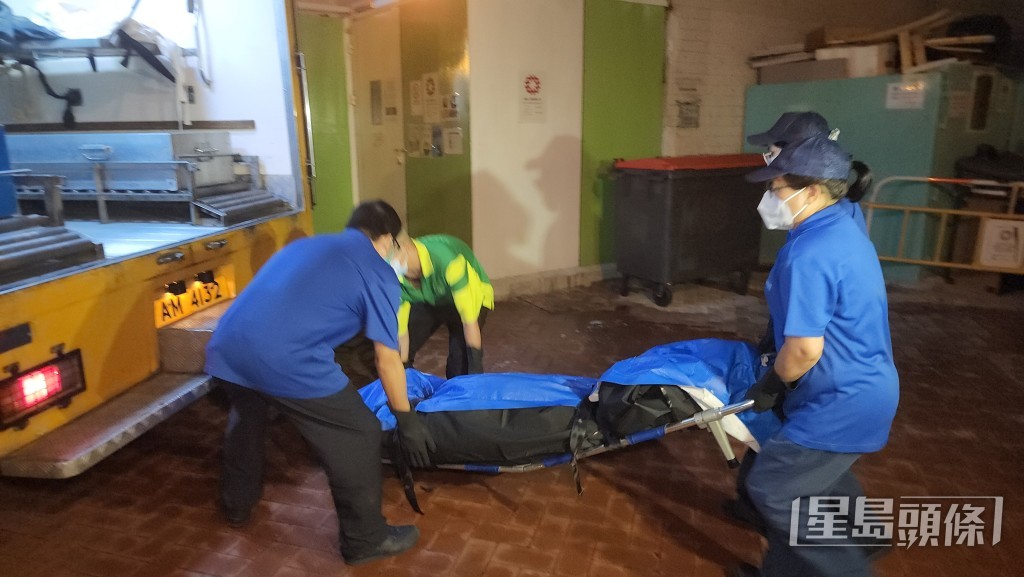 女死者遺體舁送殮房。黎志偉攝 女死者遺體舁送殮房。黎志偉攝