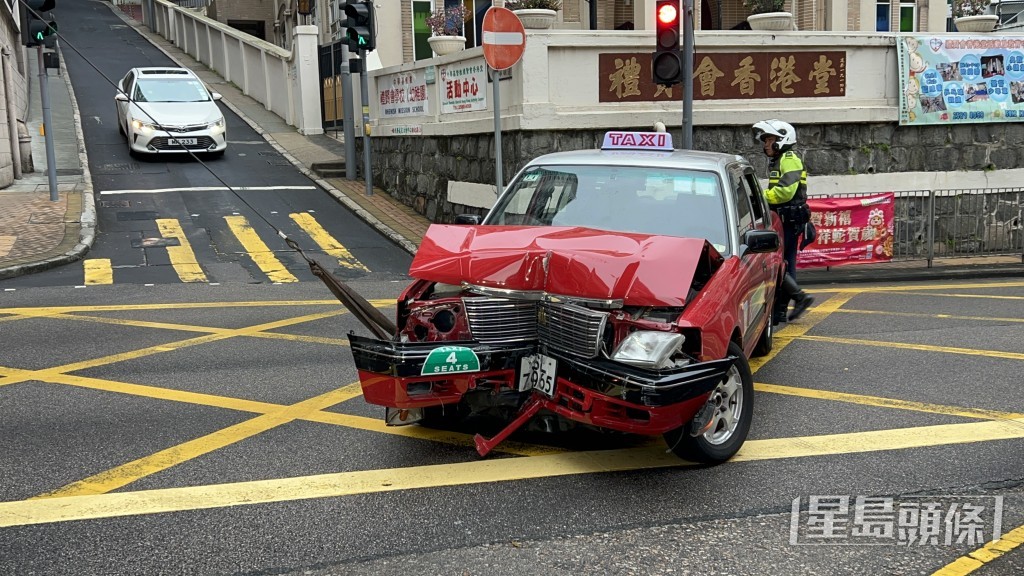 的士車頭凹陷。楊偉亨攝