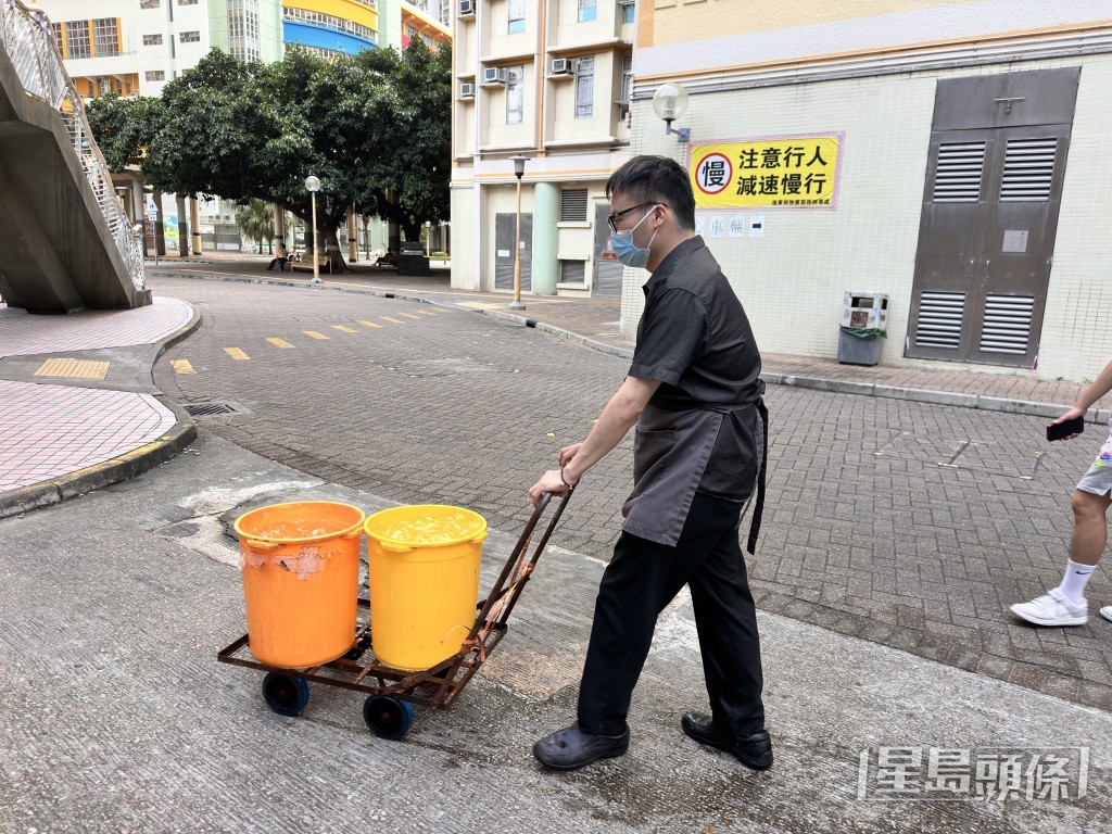 餐廳員工到水車載水。 餐廳員工到水車載水。