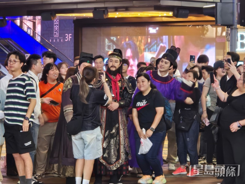 三人在拍攝暫停時,亦大方擺pose讓現場粉絲拍照。 三人在拍攝暫停時,亦大方擺pose讓現場粉絲拍照。