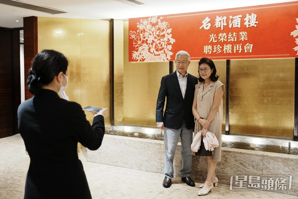 前立法會議員劉炳章攜太太在酒樓門口合影留念。他指已光顧名都逾30年，平日常和朋友或家人在此聚餐。