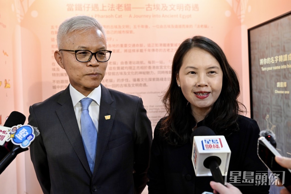 港鐵公司企業事務及品牌總監蔡少綿(右)、香港故宫文化博物館館長吳志華(左)。 港鐵公司企業事務及品牌總監蔡少綿(右)、香港故宫文化博物館館長吳志華(左)。