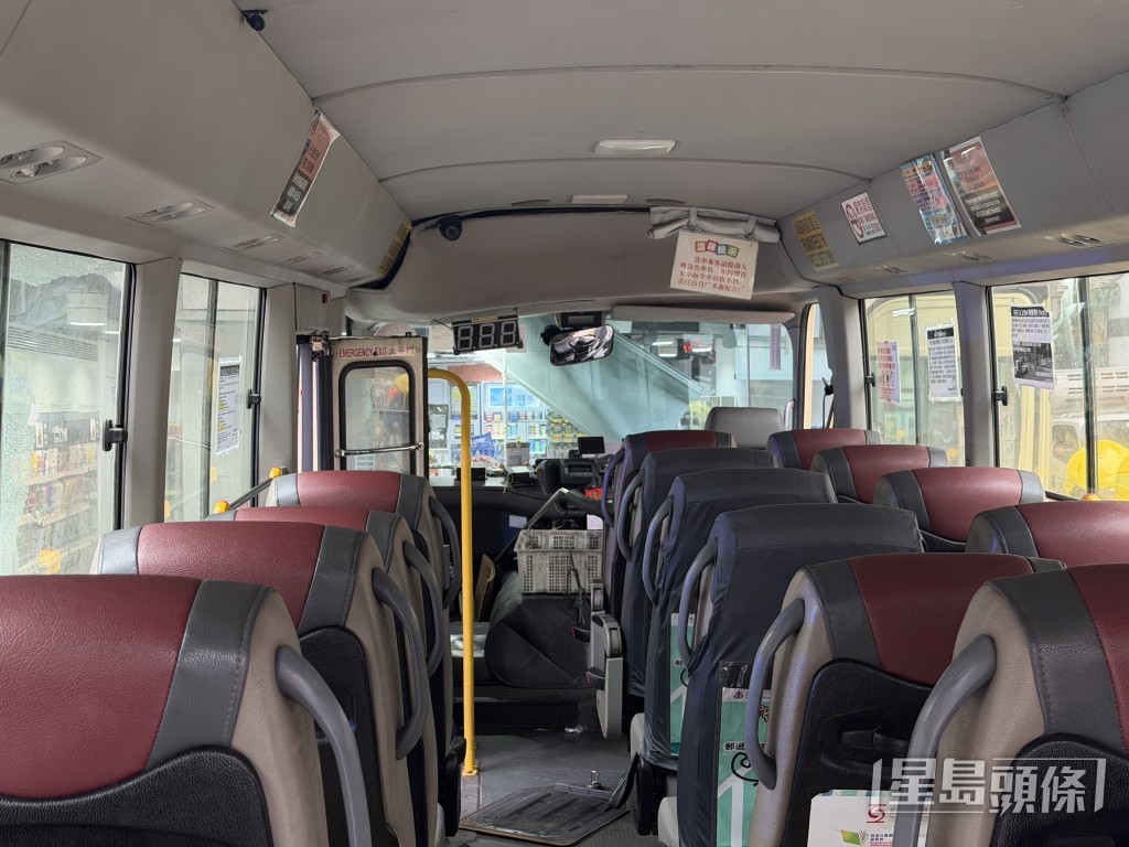 小巴車頭撞毀,擋風玻璃破裂。 小巴車頭撞毀,擋風玻璃破裂。