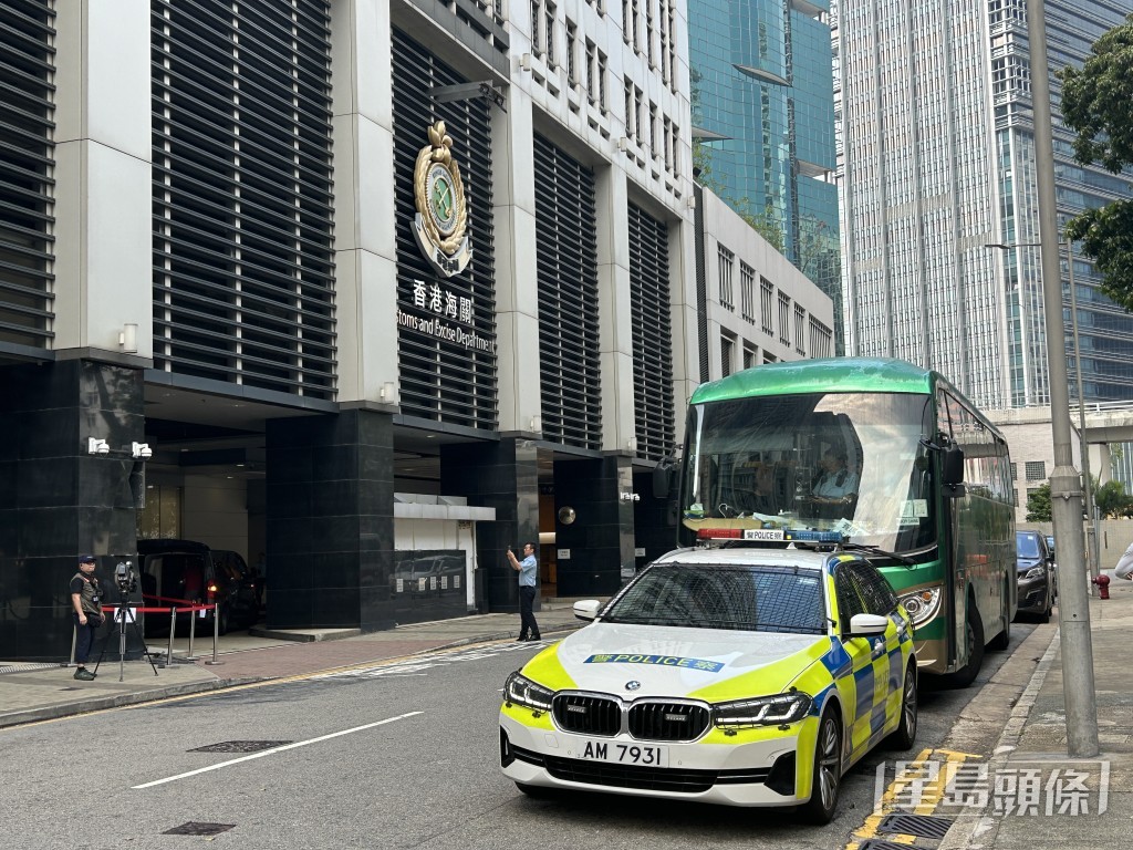 旅遊巴倒車撞爛海關總部外的石柱。